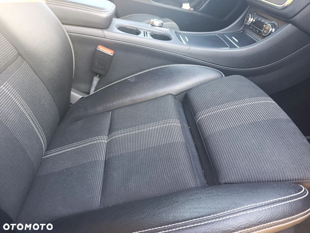 Mercedes-Benz GLA 200 7G-DCT - 24