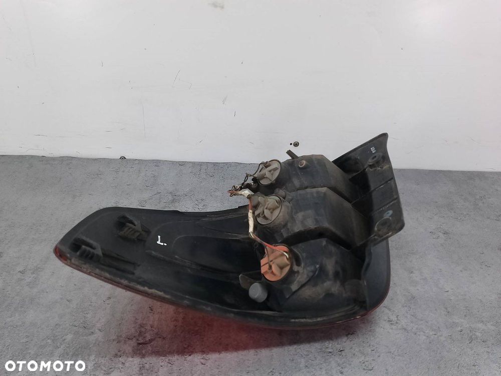 LAMPA TYLNA LEWA SUZUKI SX 4 I 220-16684 - 7
