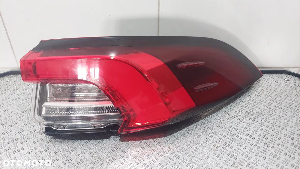LAMPA TYLNA PRAWA TOYOTA COROLLA ED1 SEDAN R2020 NR 8155002D21 - 1