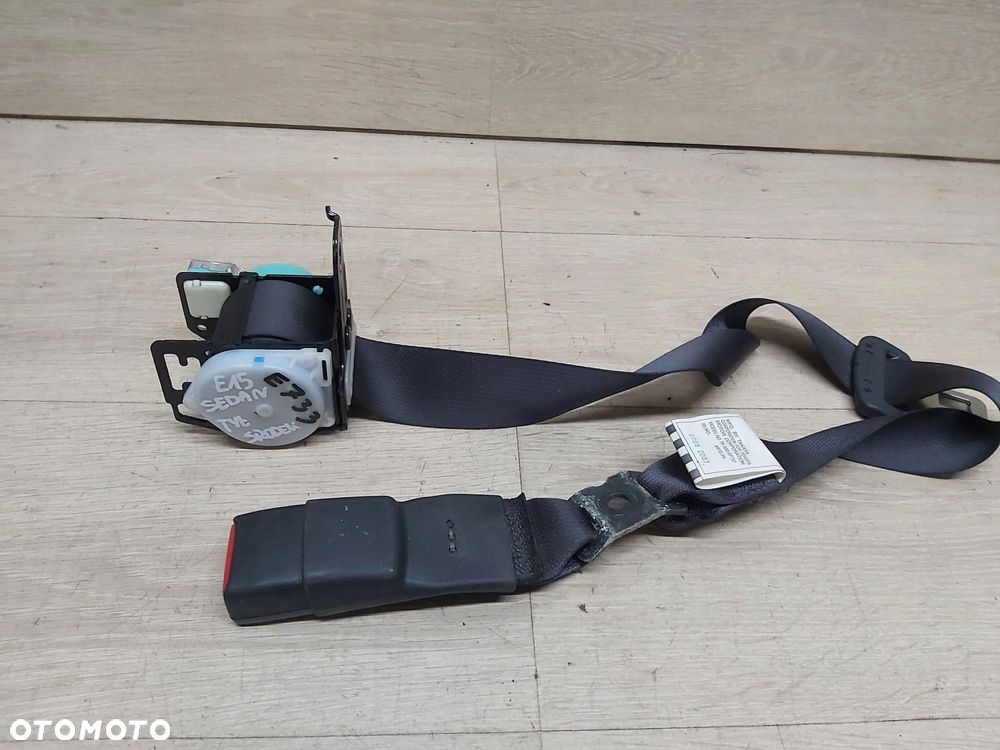 Toyota Corolla E15 pas bezpieczeństwa tył tylny środkowy - 1
