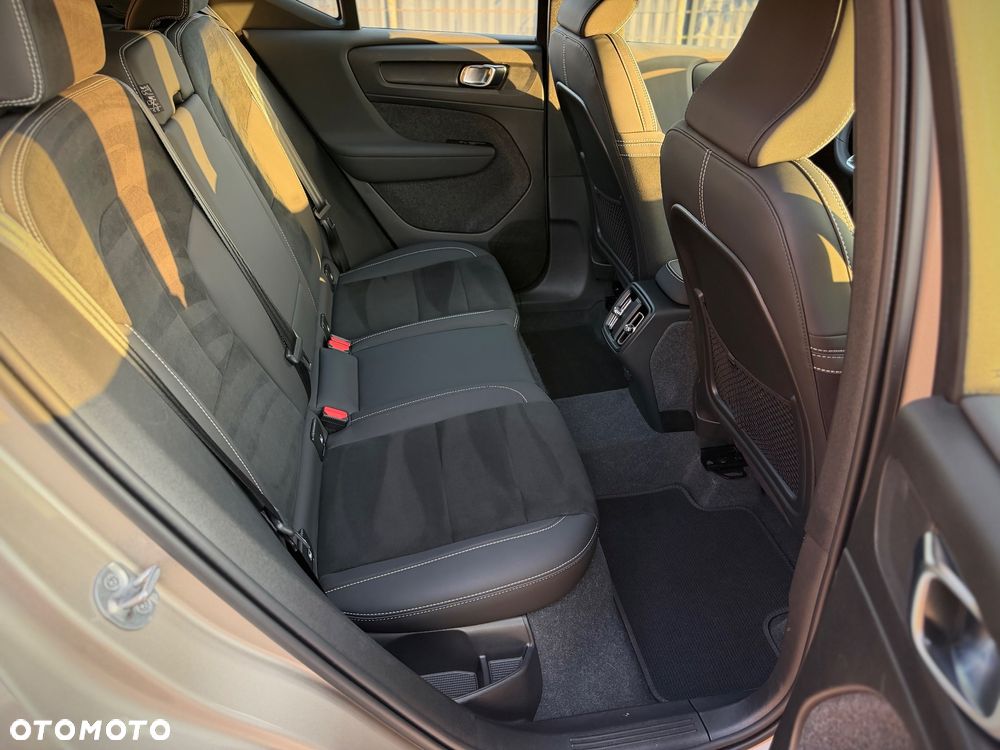 Volvo XC 40 B3 Plus Dark - 16