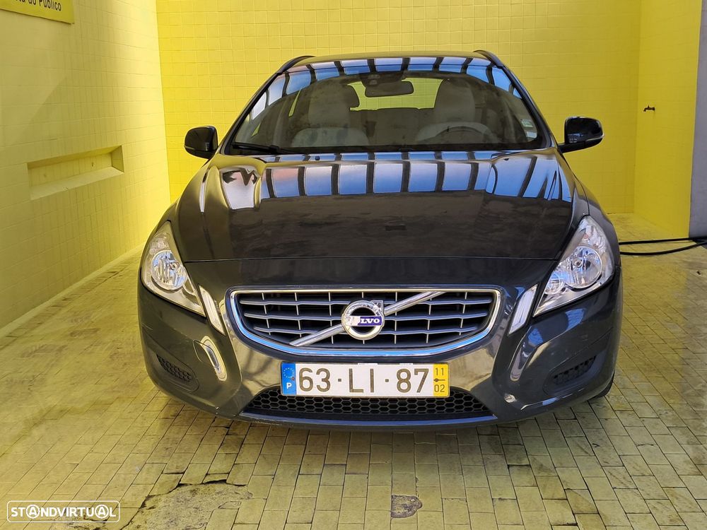 Volvo V60 2.0 D3 Momentum - 4