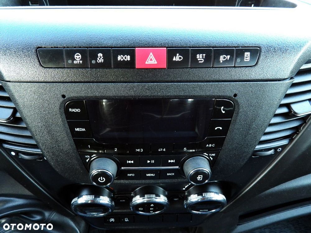 Iveco DAILY 35S14 SKRZYNIA PODWÓJNA KABINA DOKA 7 MIEJSC TEMPOMAT KLIMATYZACJA  140KM - 26
