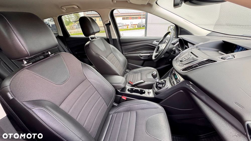 Ford Kuga 1.6 EcoBoost 2x4 Titanium - 32