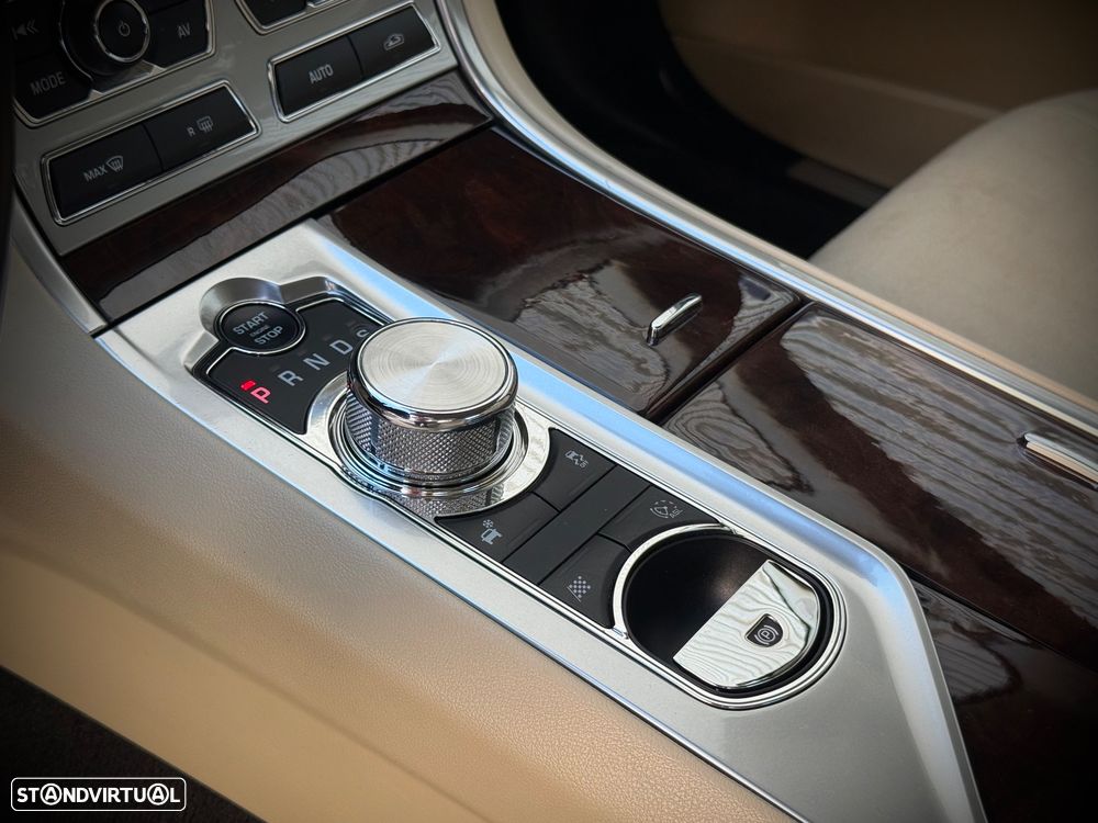 Jaguar XF 2.2 D Premium Luxury - 23