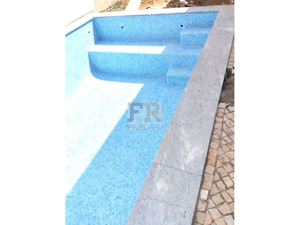 Moradia Isolada T3+1 com Garagem e Piscina Fernão Ferro - Grande imagem: 2/31