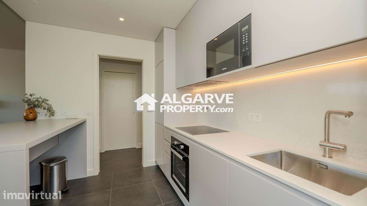 Luxuoso apartamento T2 novo em frente à Praia de Quarteira, Algarve - Grande imagem: 3/28
