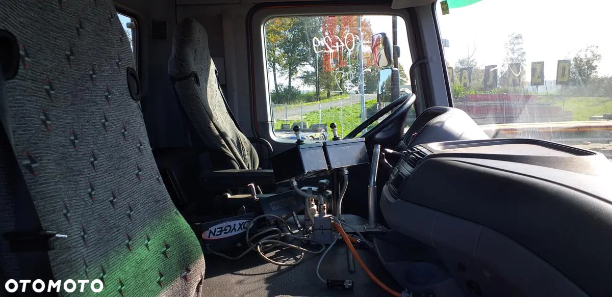 Mercedes-Benz SAMOCHÓD CIĘŻAROWY MERCEDES BENZ 1832 ACTROS - WYWROTKA Z PIASKARKO - SOLARKĄ I PŁUGAMI - 38