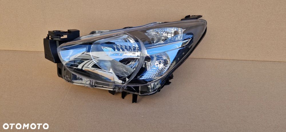 MAZDA 2 DJ 2014 - REFLEKTOR LAMPA PRZÓD LEWA EUROPA ORYGINAŁ OE - 2