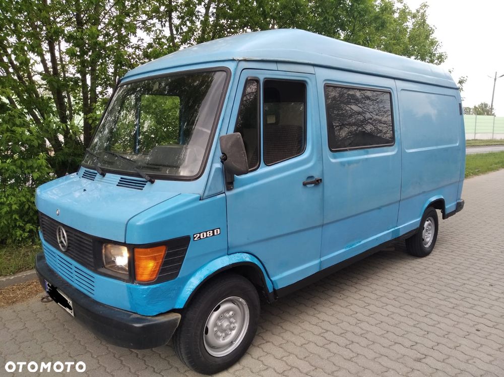 Mercedes-Benz . - 1