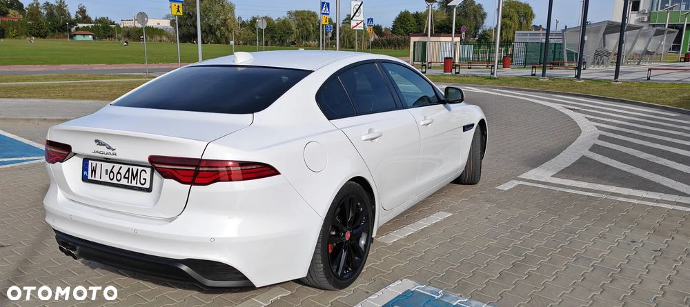 Jaguar XE 2.0 D180 HSE - 9