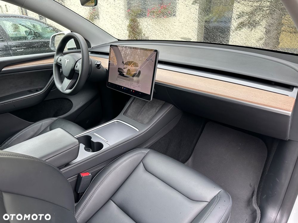 Tesla Y Long Range AWD - 8