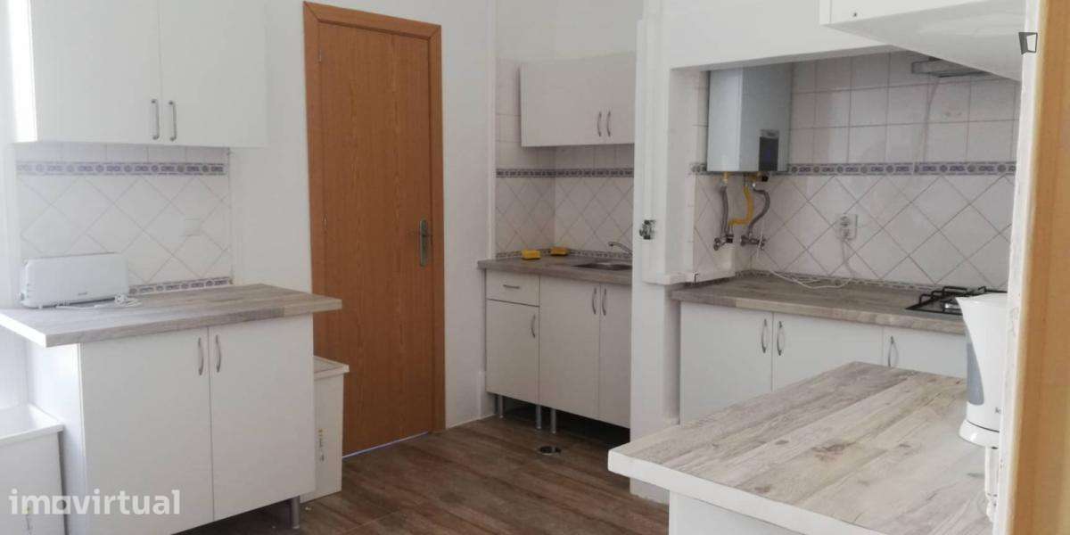 Quarto - localizado em Anjos Lisbon - Grande imagem: 4/26