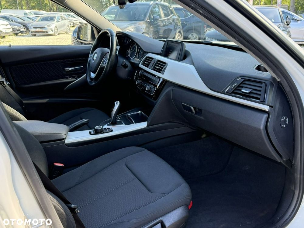 BMW Seria 3 318i GPF - 22