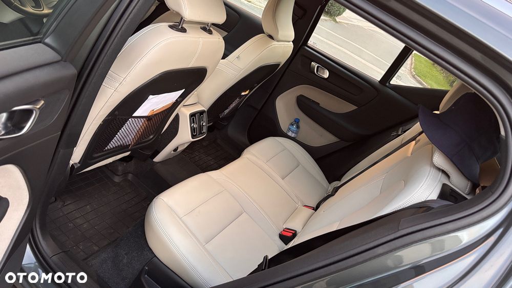 Volvo XC 40 B3 Ultimate Dark - 14