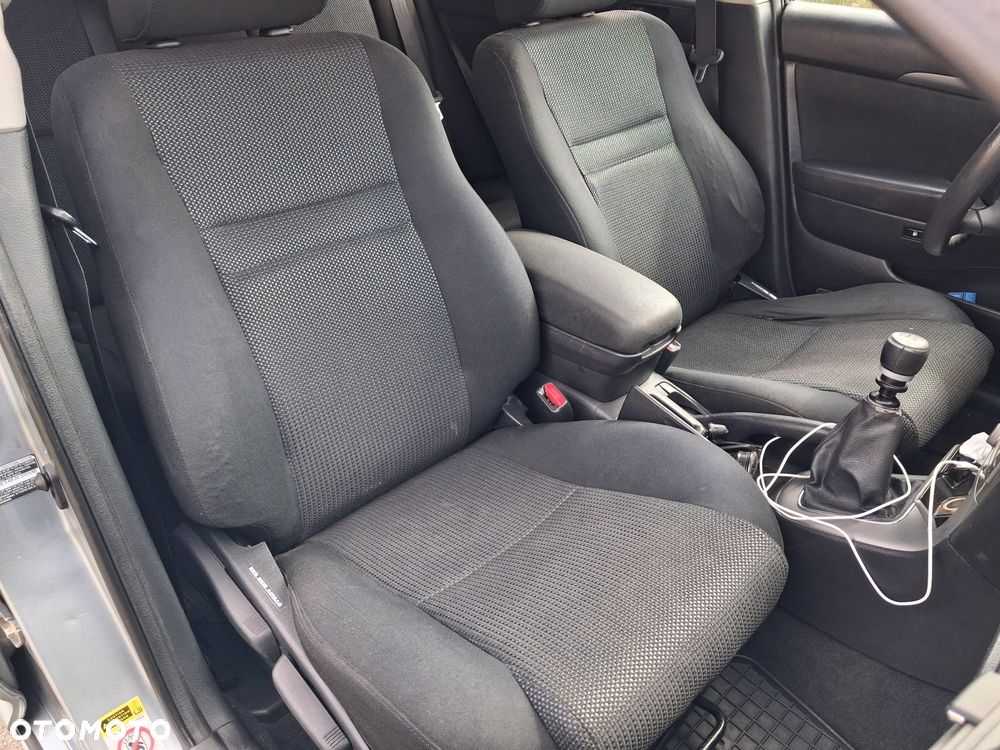 Toyota Avensis - 27