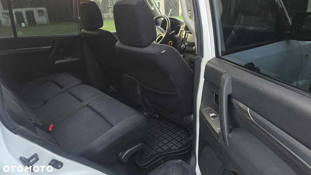 Mitsubishi Pajero - 24