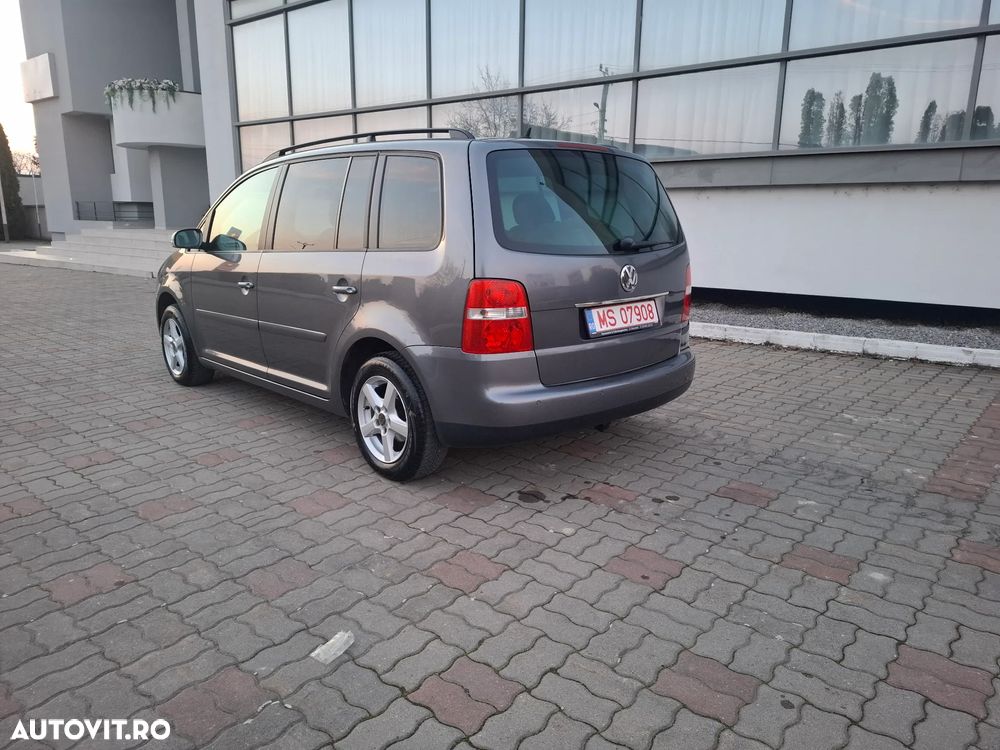 Volkswagen Touran 2.0 TDI DSG Highline - 4