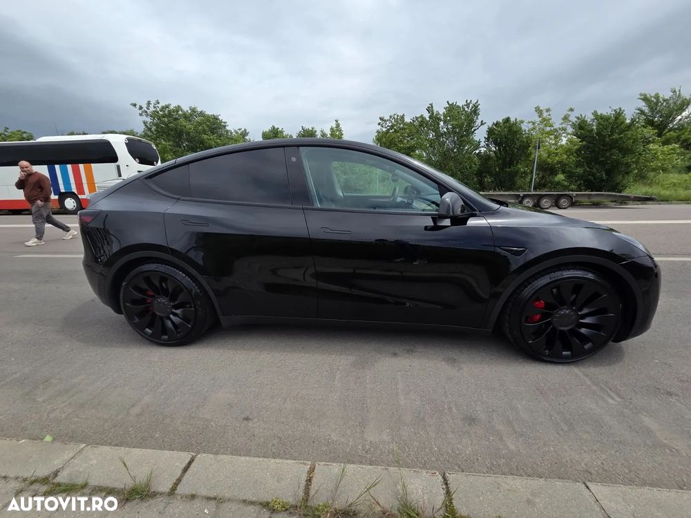 Tesla Model Y AWD Performance - 4