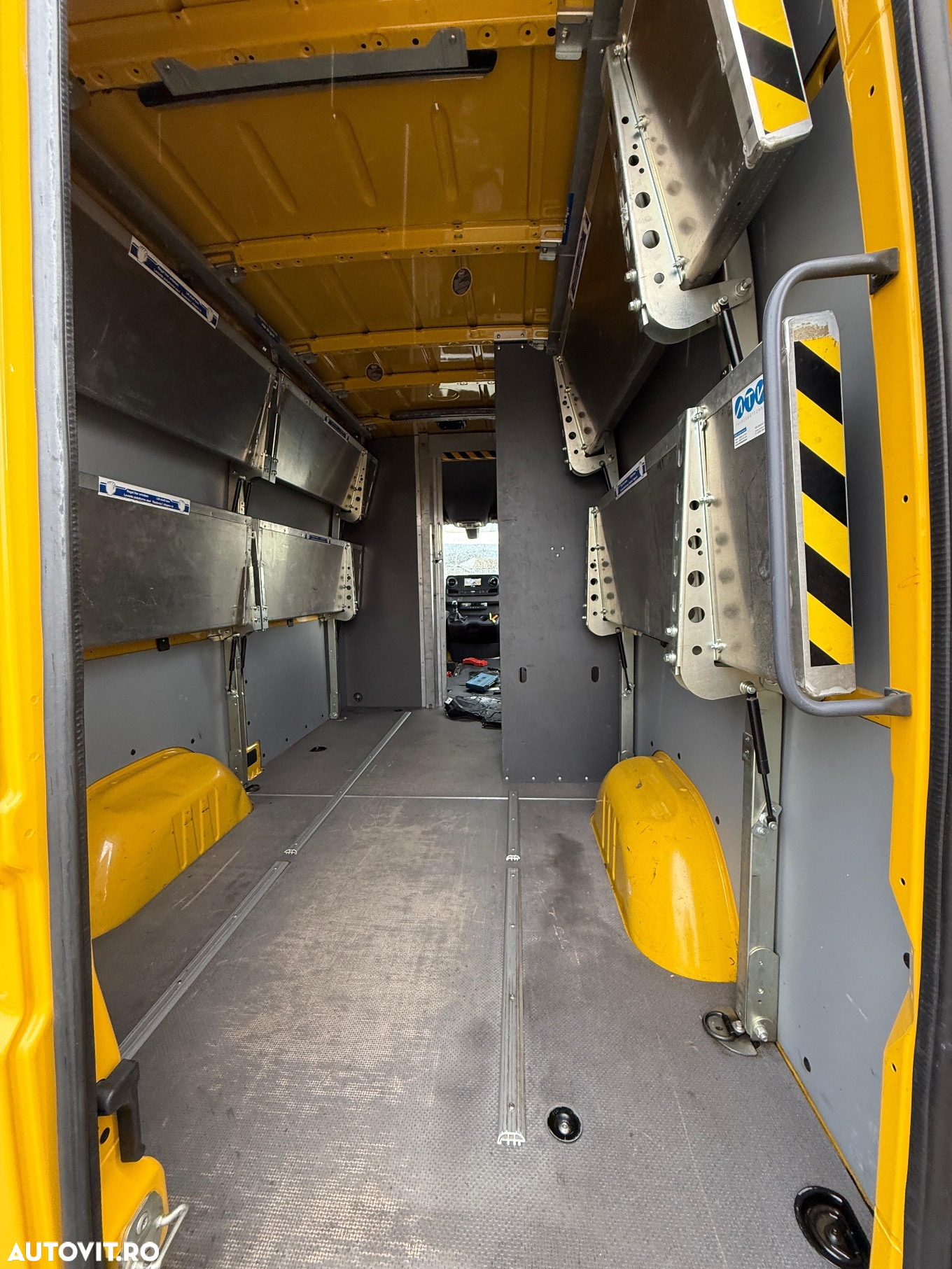 Mercedes-Benz Sprinter - 10