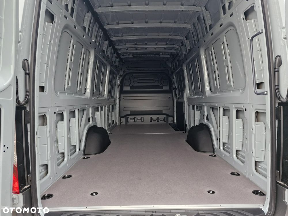 Mercedes-Benz Sprinter - 12