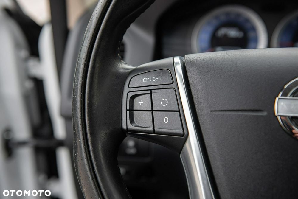 Volvo XC 60 D4 AWD Geartronic RDesign - 20