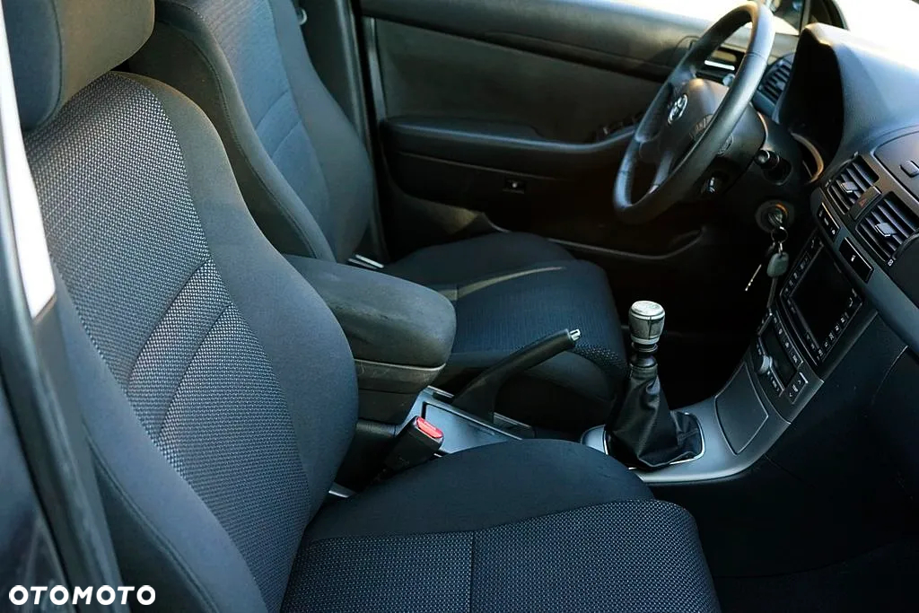 Toyota Avensis Combi 2.0 D-4D - 14
