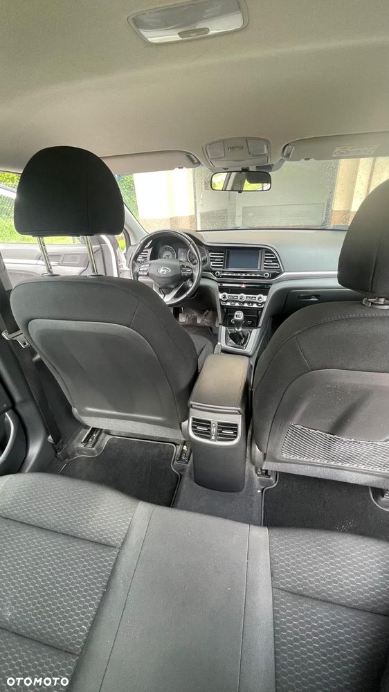 Hyundai Elantra 1.6 Comfort - 12