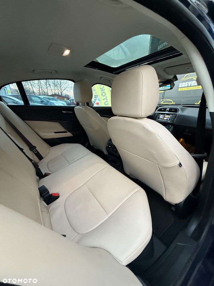 Jaguar XE 2.0 T R-Sport - 24