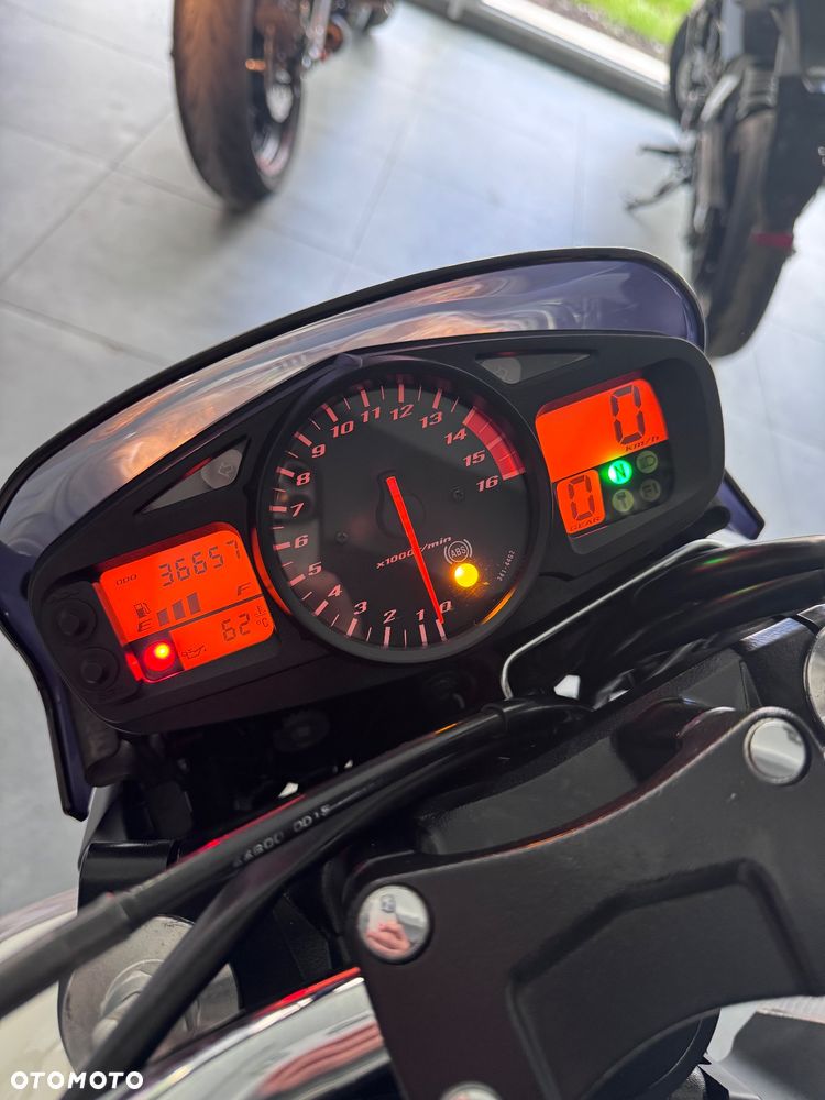 Suzuki GSR - 11
