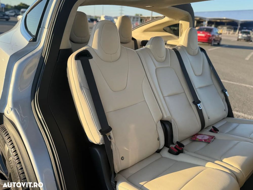 Tesla Model X - 17