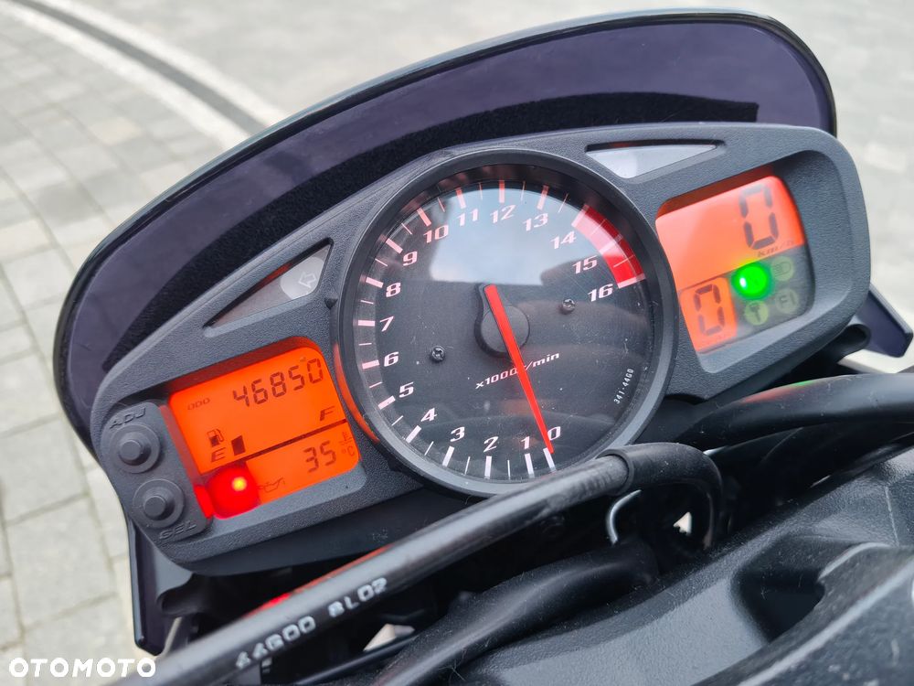 Suzuki GSR - 13