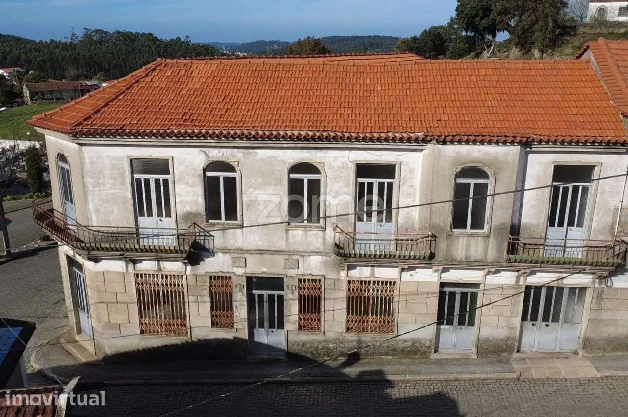 Prédio junto à Igreja de Escariz, Arouca - Grande imagem: 5/46
