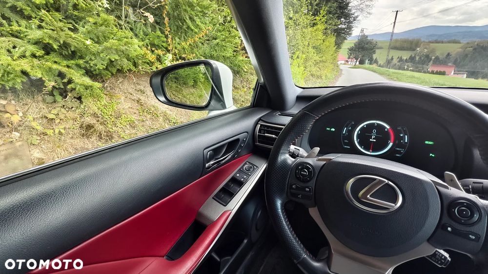 Lexus IS 300h F Sport - 10