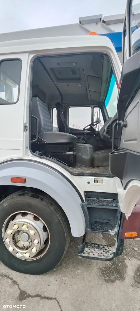 Mercedes-Benz 1827 - 8