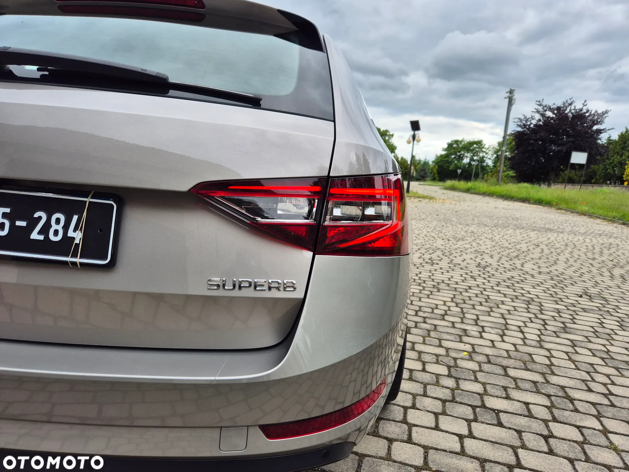 Skoda Superb 2.0 TDI Premium Edition - 9