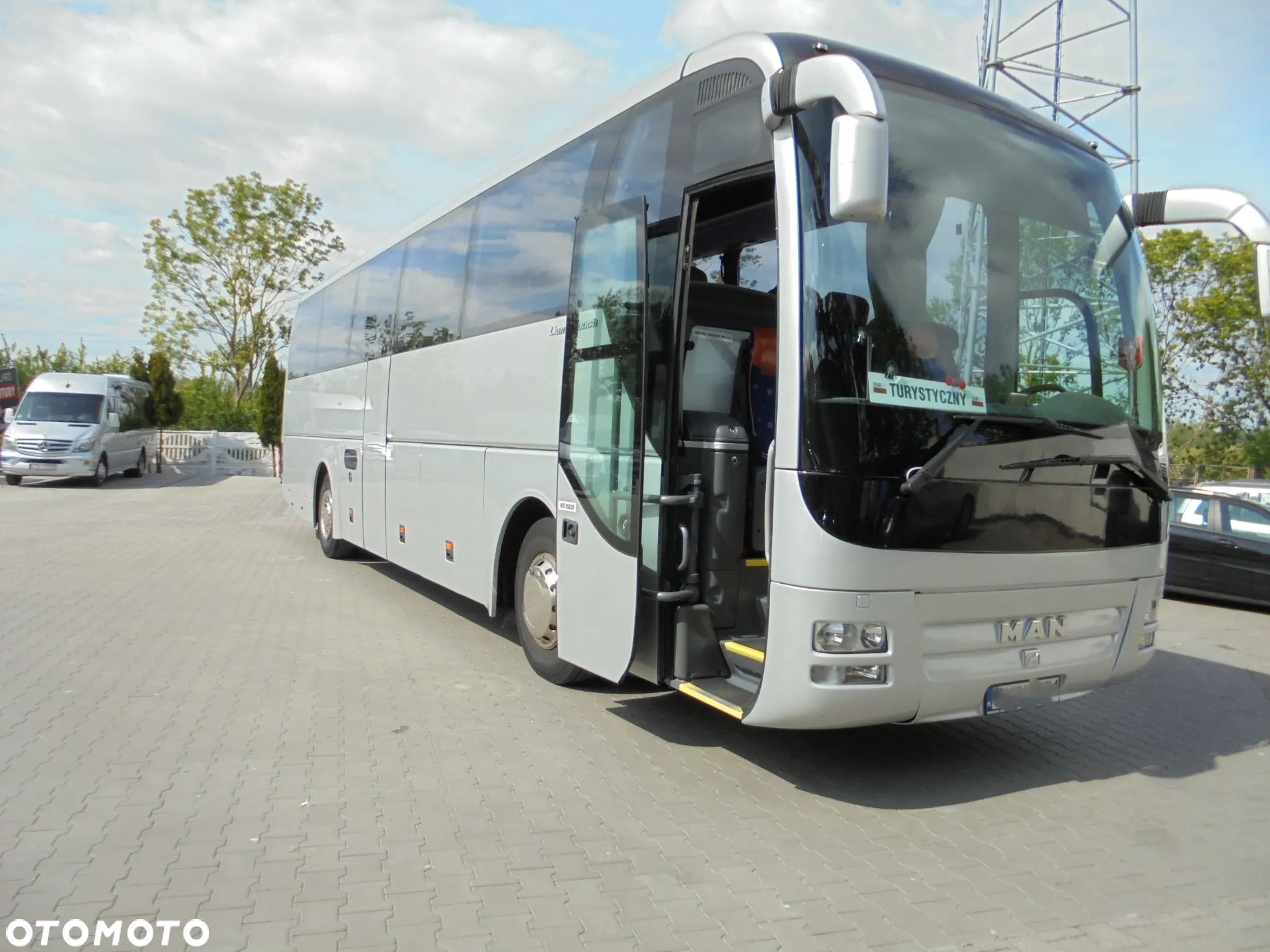 MAN R07 Lions Coach - 30