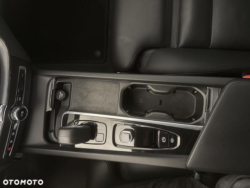 Volvo XC 60 B4 B Plus Dark - 17