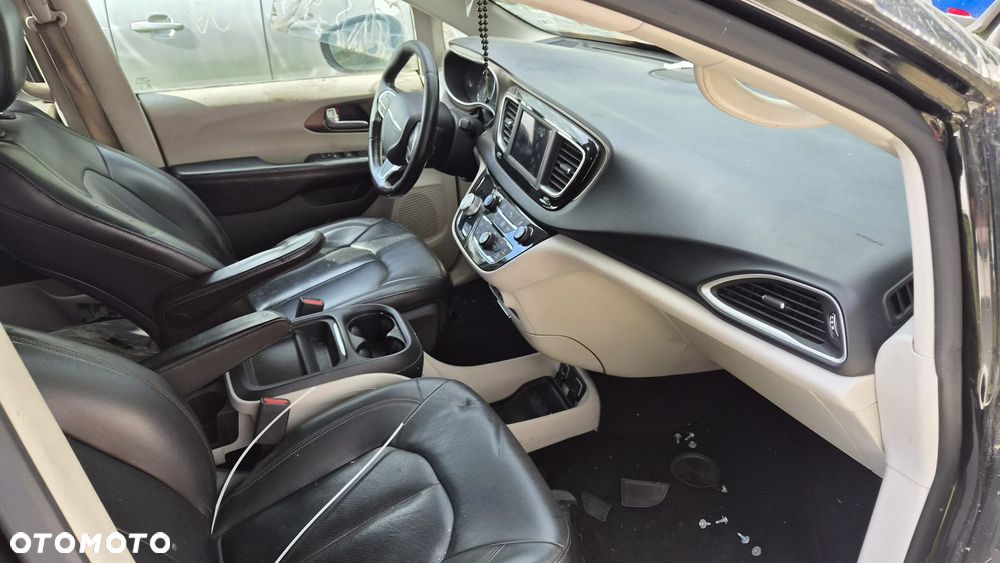 Chrysler Pacifica - 5