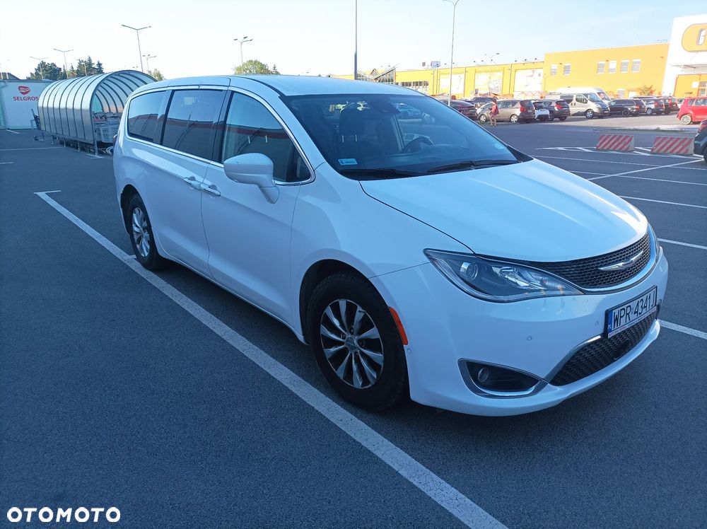 Chrysler Pacifica - 1