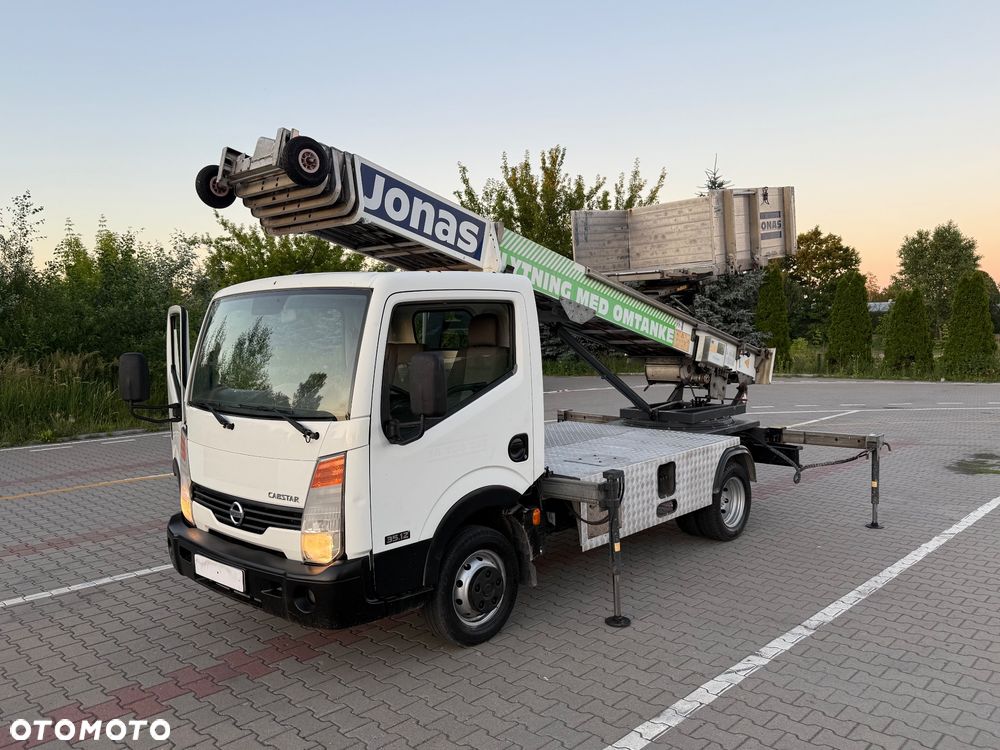Nissan CABSTAR  2.5  DRABINA - PODAJNIK BOCKER DEKARSKO - MEBLOWY  WYSOKOŚĆ 26 M - 37