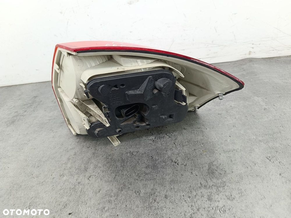 LAMPA TYLNA LEWA AUDI A4 B6 11-A468 TYC SEDAN - 3