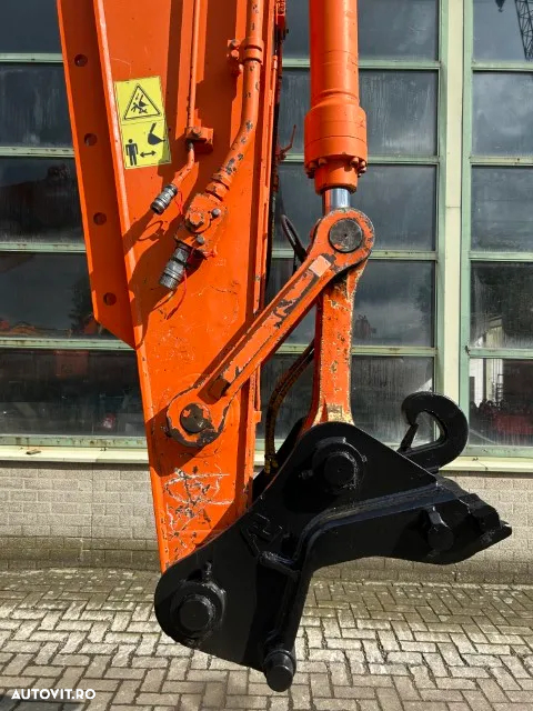Hitachi ZX 225USLC-5B - 17