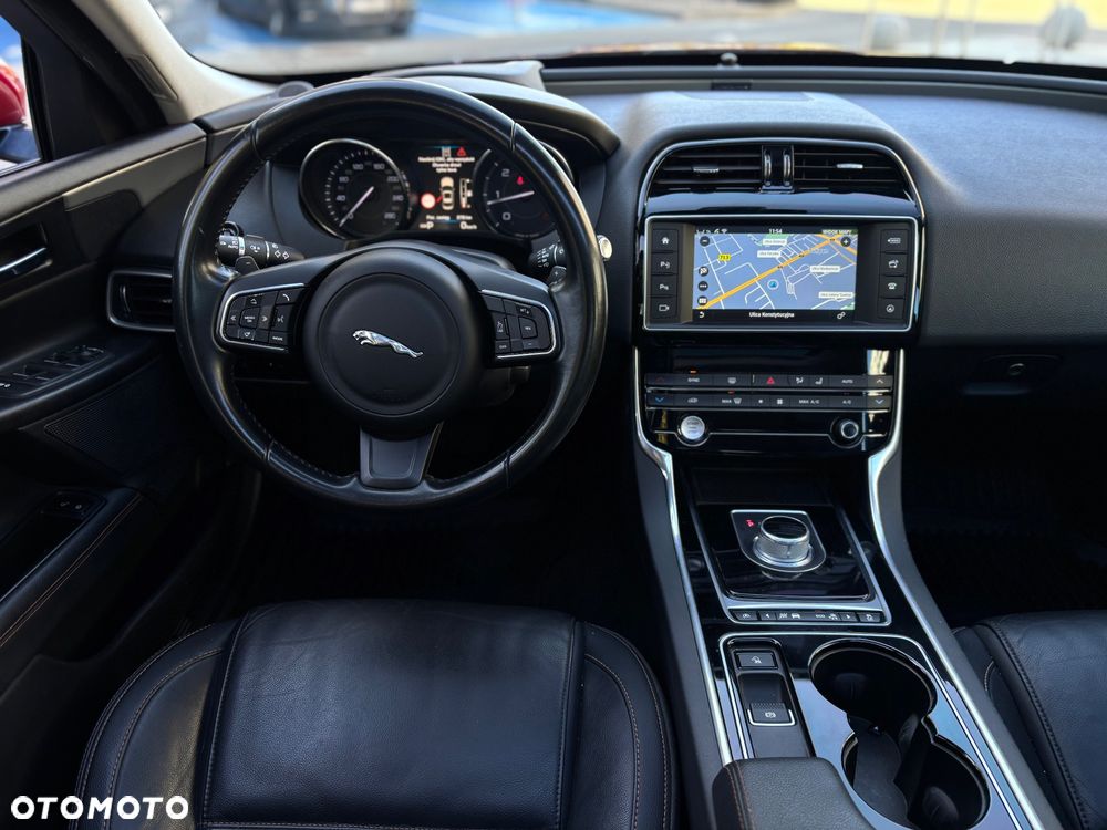 Jaguar XE 20d Portfolio - 24
