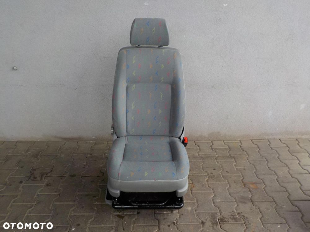 VW T5 FOTEL PRAWY PASAŻERA Z PODSTAWĄ INKA - 1