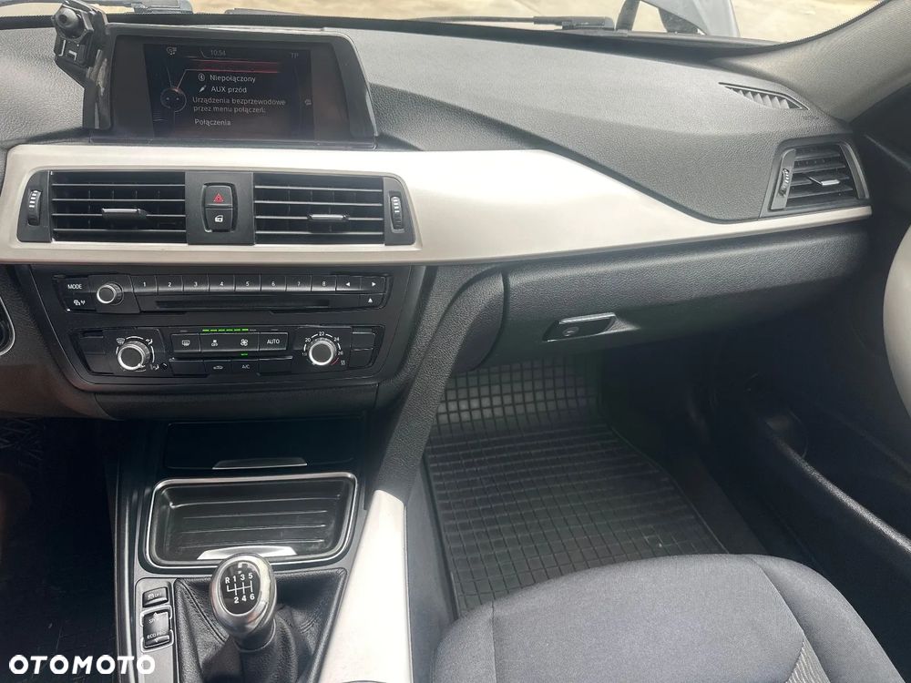 BMW Seria 3 318d - 15