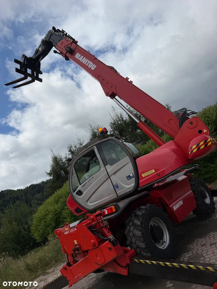 Manitou MRT2150+PRIVILEGE Ładowarka teleskopowa 4x4 ROTO 21metrów. 5 ton udźwig. Bez AdBLUE bez DPF. Maszyna jak Nowa z Norwegii 5300 mtg. 2015 rok. Obrót pełny. Zero luzów wycieków. Zadbana maszyna z Fermy Norweskiej. Silnik 160 Km. AUTEC zdalne sterowanie. Ani deka luzów czy wycieków. Opony jak Nowe. Pełny Oryginał. Niski przebieg. Stabilizatory. Zamki na tłokach. OKAZJA. Jest to model przystosowany do pracy z koszem. - 4
