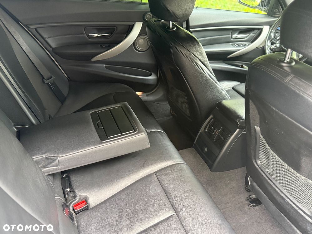 BMW Seria 3 328i xDrive - 15