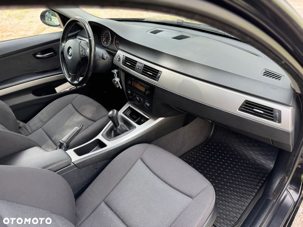 BMW Seria 3 320i Touring - 27