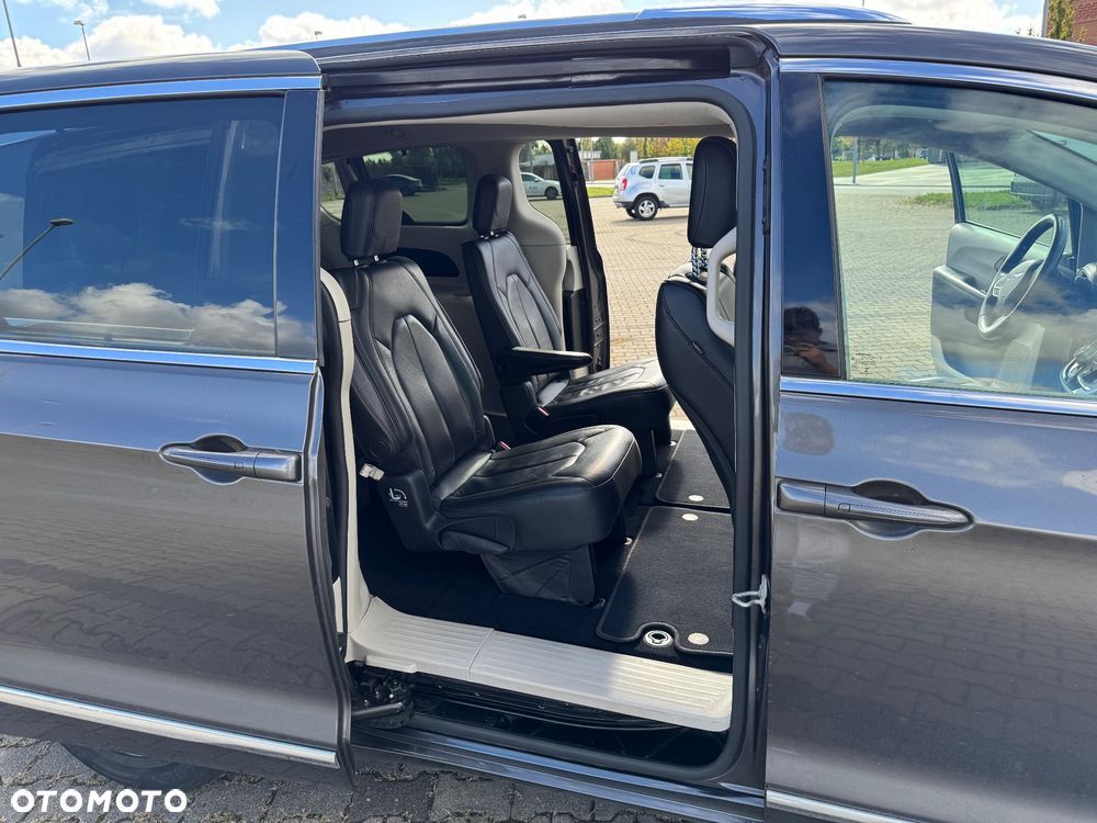 Chrysler Pacifica - 12